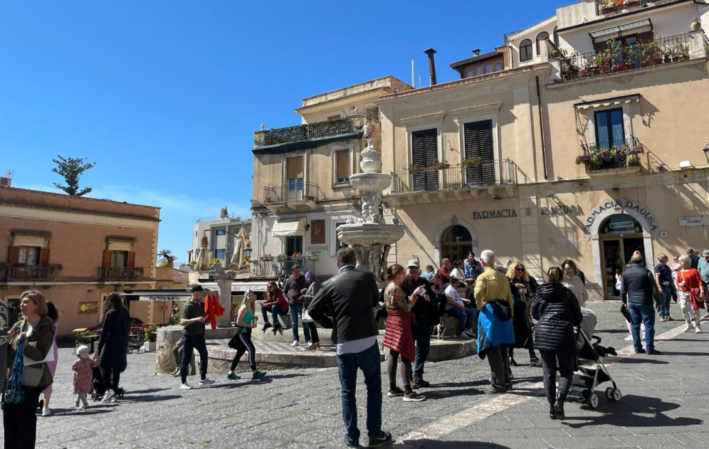 Turisti a Taormina