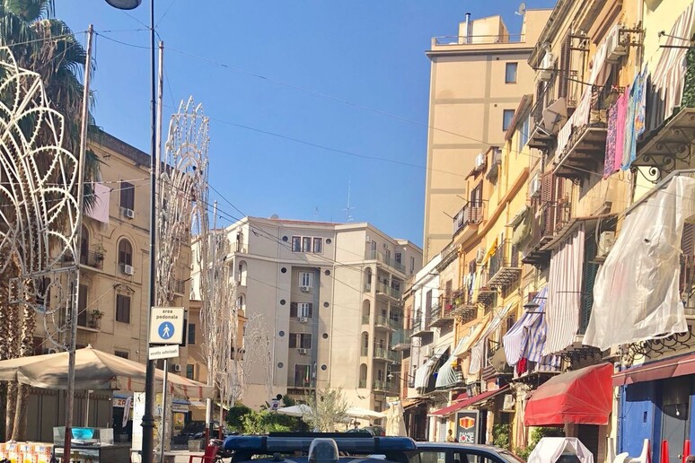 Indagini su clochard trovato morto a Palermo